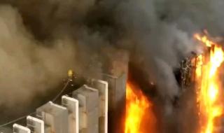 大连一大厦突发大火